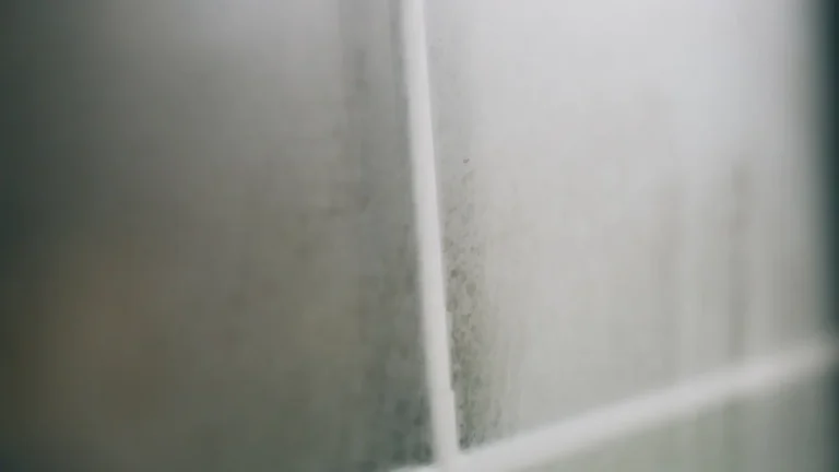 Gotas de condensación acumuladas en el cristal de una ventana en invierno