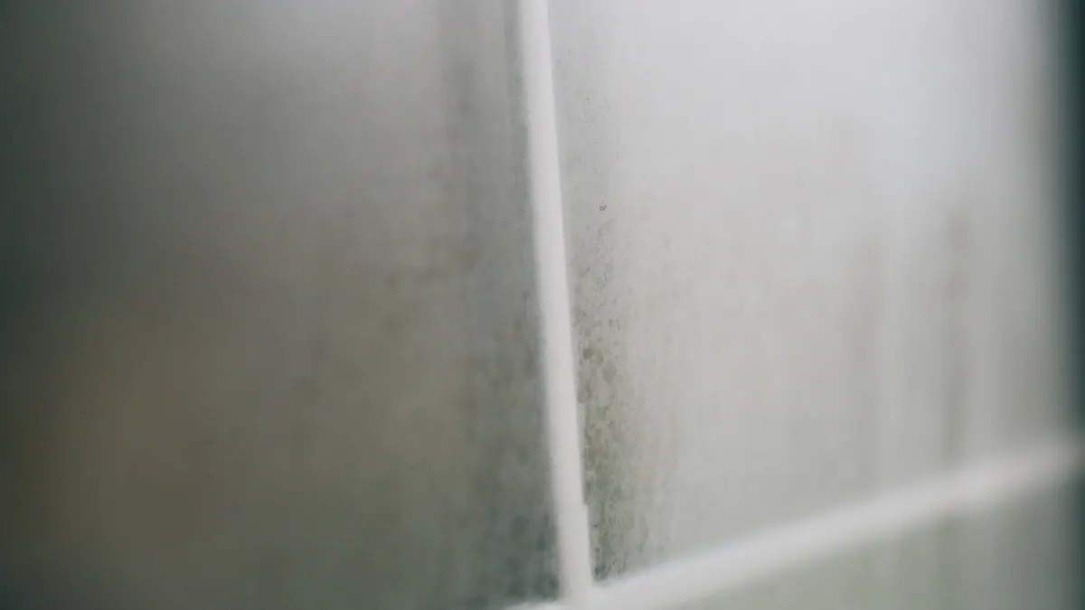 Gotas de condensación acumuladas en el cristal de una ventana en invierno